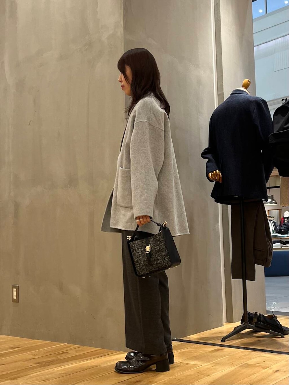 グレー系のその他アウター、ブラック系のショルダーバッグ、グレー系のサロペット/オーバーオールを着用したレディースの秋コーディネートの2枚目の写真