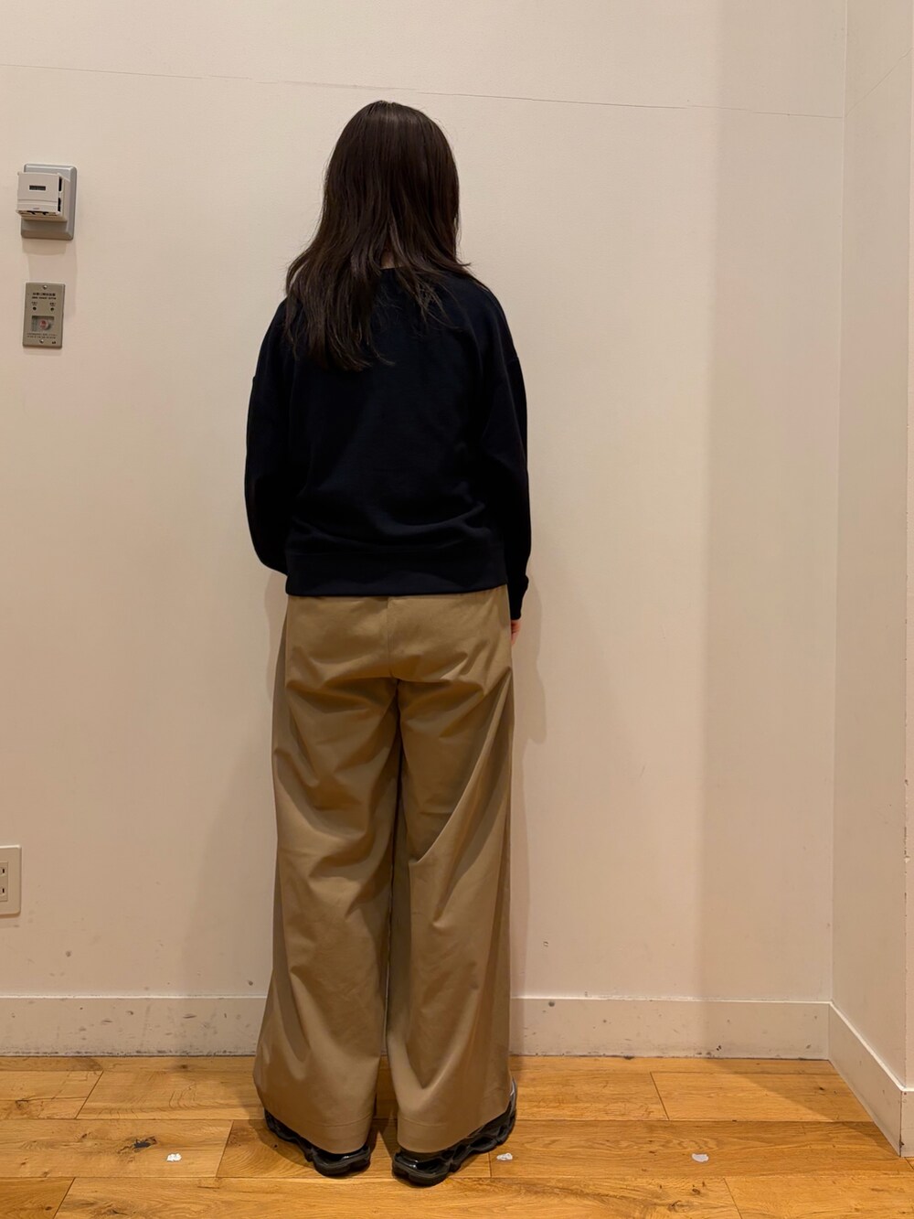 ベージュ系のその他パンツ、ホワイト系のタンクトップ、ブルー系のカーディガン/ボレロを着用したレディースの秋コーディネートの4枚目の写真