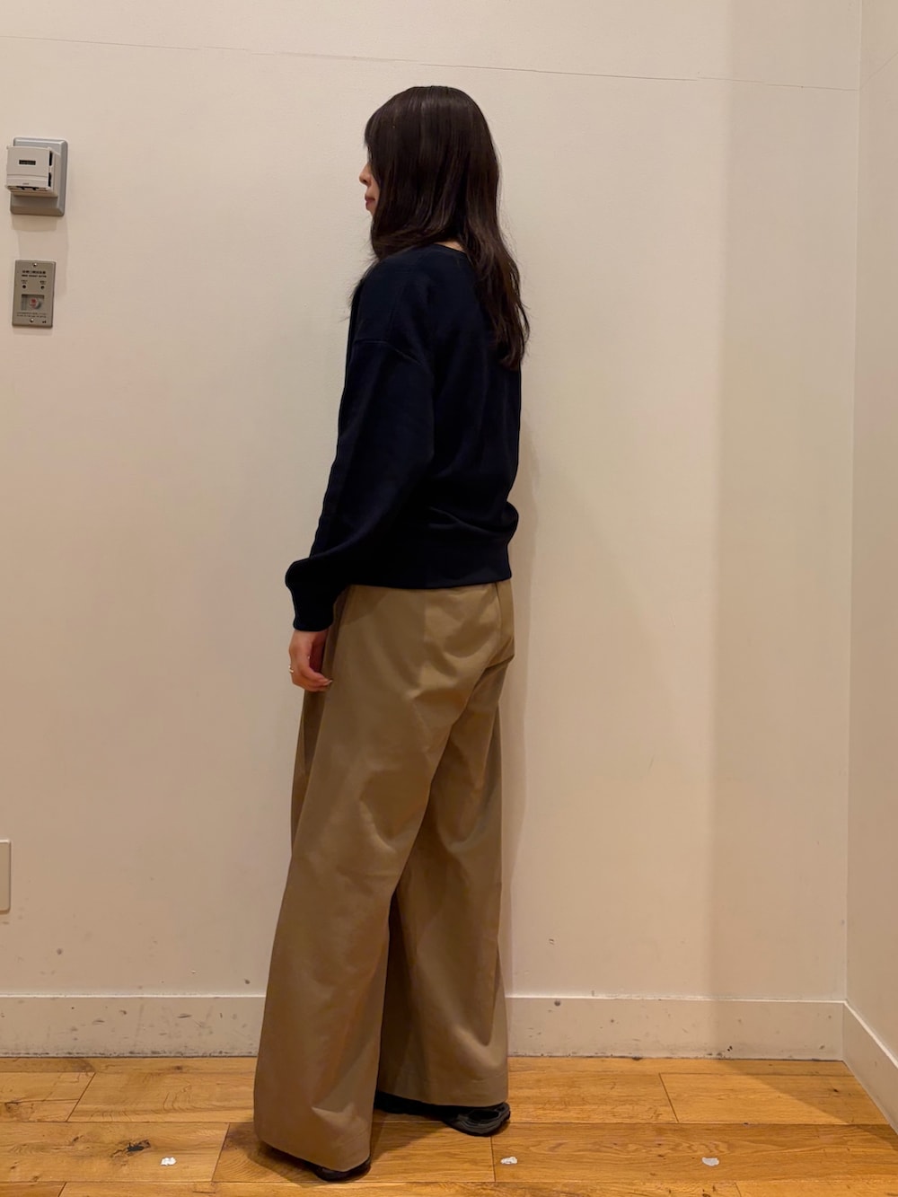 ベージュ系のその他パンツ、ホワイト系のタンクトップ、ブルー系のカーディガン/ボレロを着用したレディースの秋コーディネートの3枚目の写真
