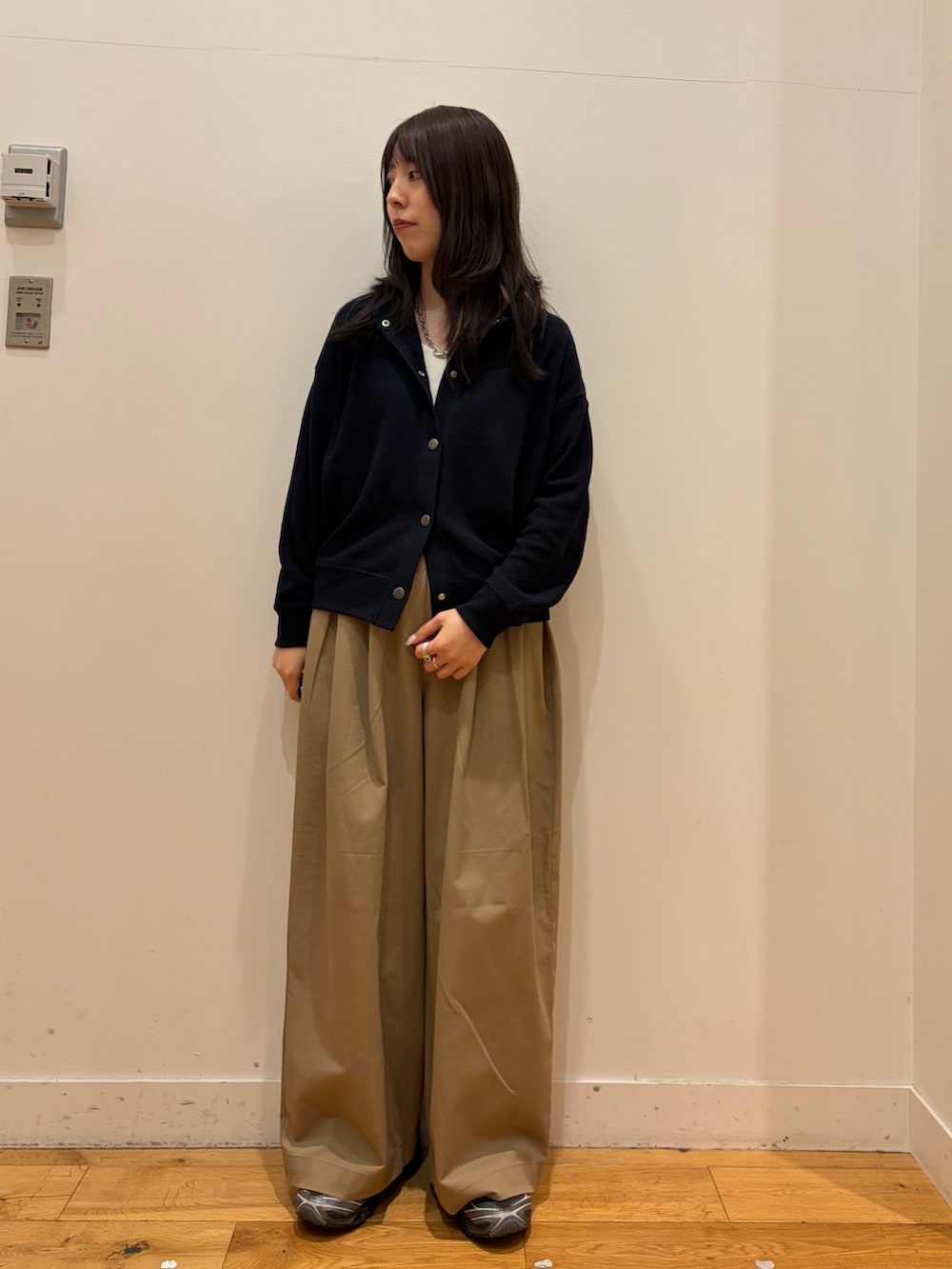 ベージュ系のその他パンツ、ホワイト系のタンクトップ、ブルー系のカーディガン/ボレロを着用したレディースの秋コーディネートの2枚目の写真