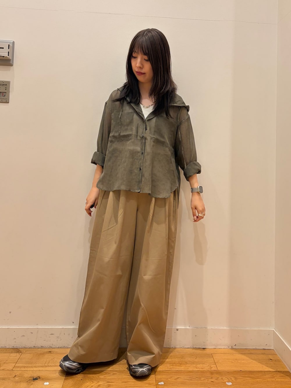 ベージュ系のその他パンツ、ホワイト系のタンクトップ、グレー系のシャツ/ブラウスを着用したレディースの秋コーディネートの2枚目の写真