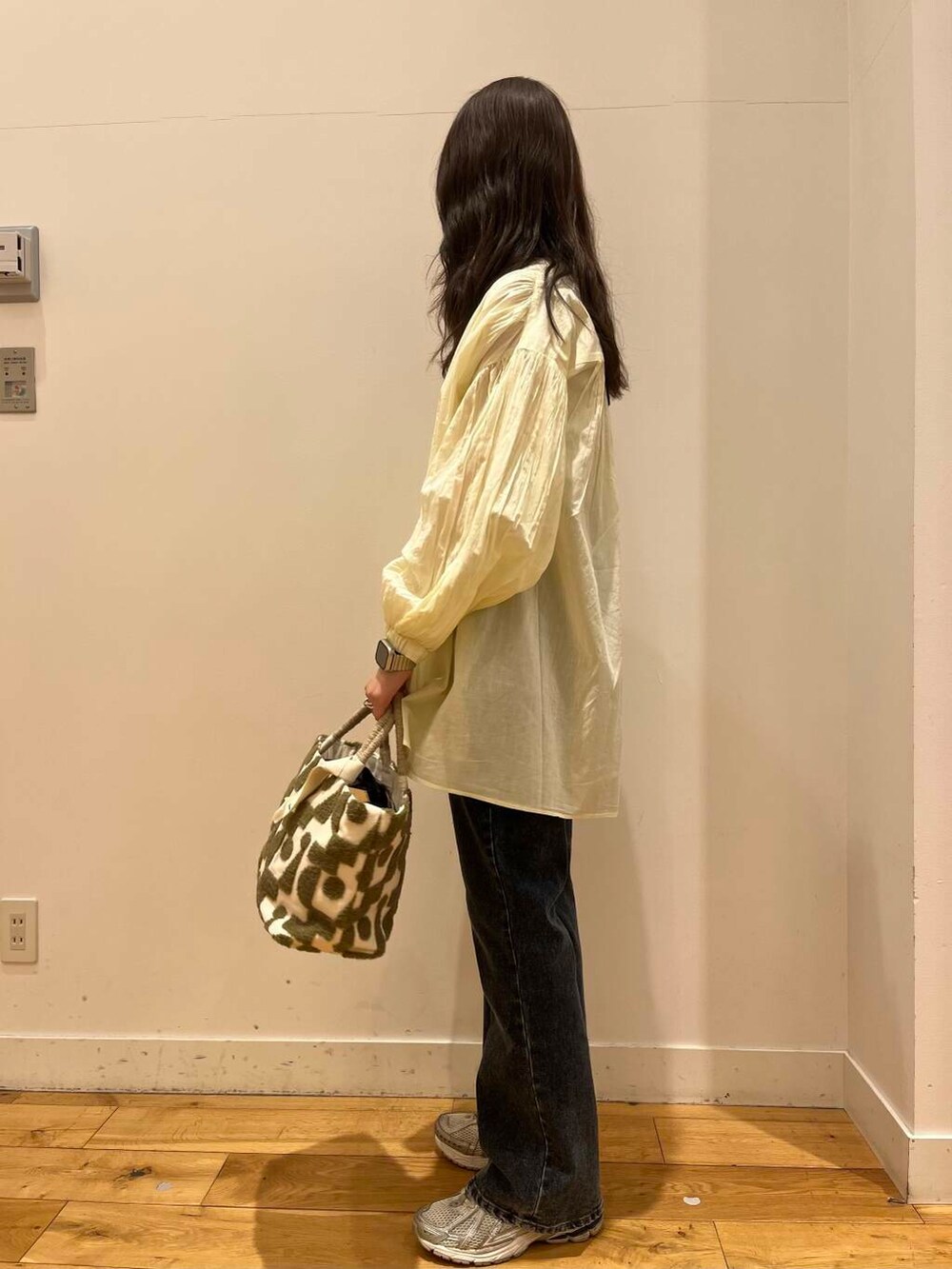 ブルー系のデニムパンツ、イエロー系のシャツ/ブラウスを着用したレディースの春コーディネートの3枚目の写真