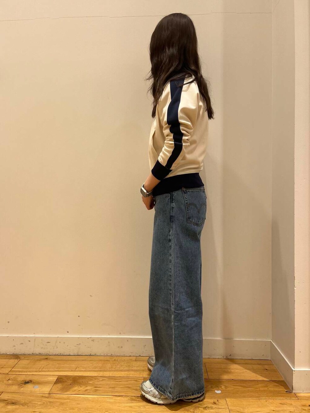 ホワイト系のその他アウターを着用したレディースの春コーディネートの3枚目の写真