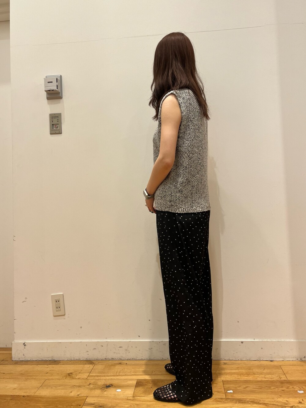 グレー系のニット/セーター、ブラック系のその他パンツ、ブラック系のサンダルを着用したレディースの夏コーディネートの2枚目の写真