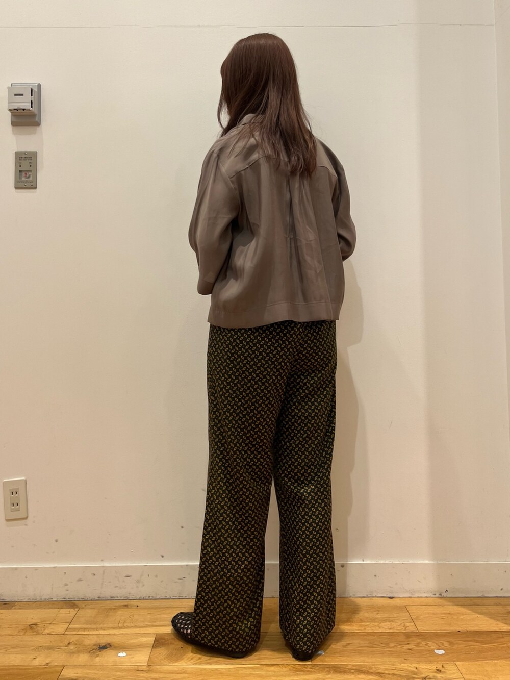ブラウン系のシャツ/ブラウス、ブラック系のタンクトップ、ブラック系のその他パンツを着用したレディースの夏コーディネートの3枚目の写真