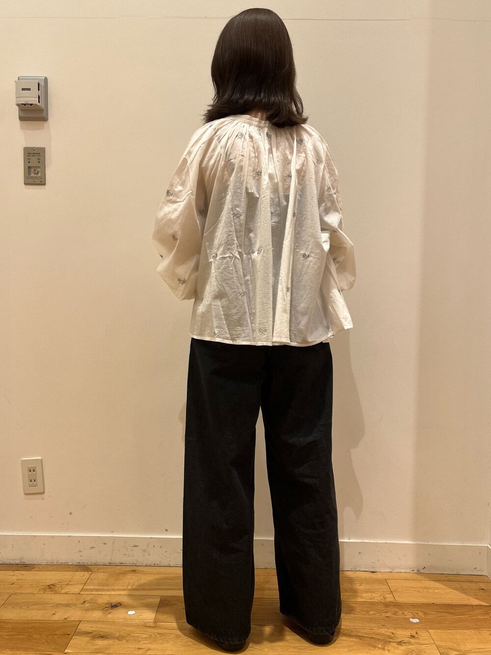 ホワイト系のシャツ/ブラウスを着用したレディースの秋コーディネートの3枚目の写真