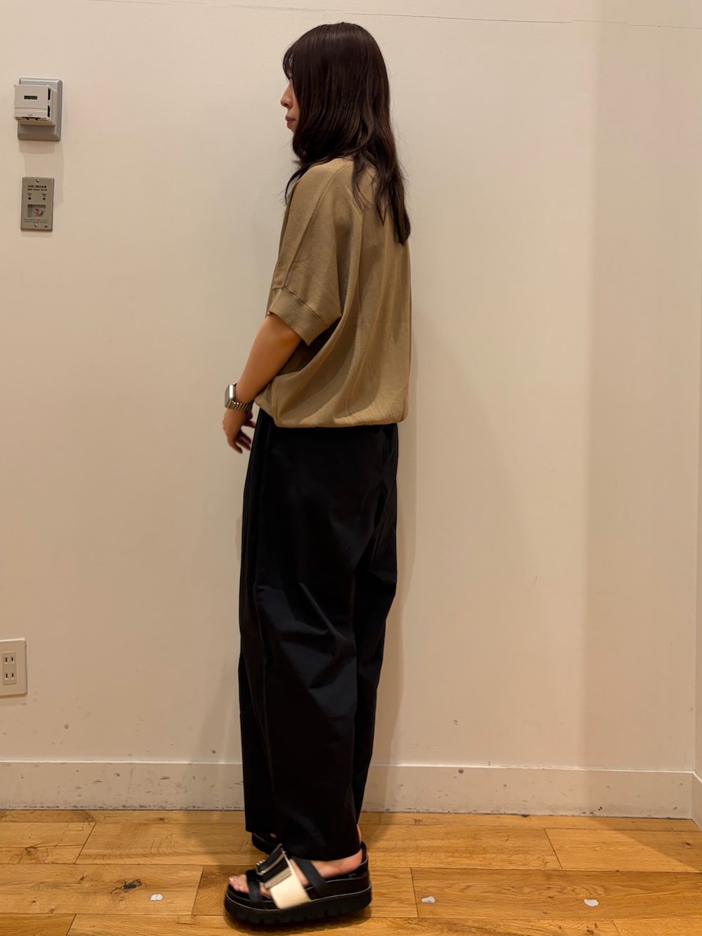 ブラック系のその他パンツ、ベージュ系のニット/セーターを着用したレディースの夏コーディネートの2枚目の写真