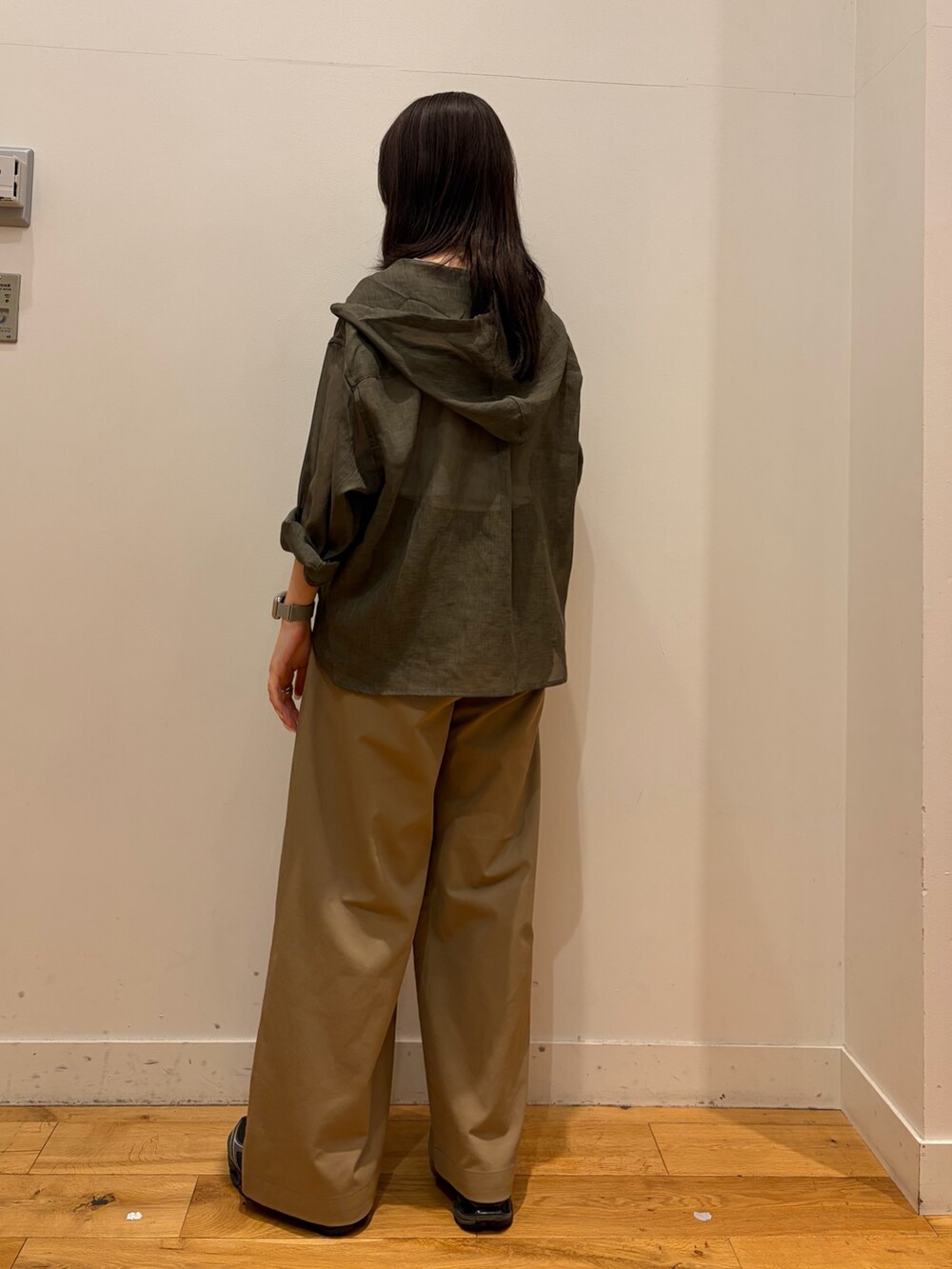 ベージュ系のその他パンツ、ホワイト系のタンクトップ、グレー系のシャツ/ブラウスを着用したレディースの秋コーディネートの4枚目の写真