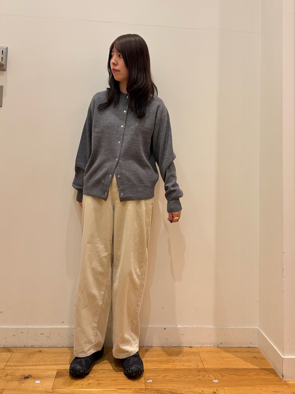 グレー系のカーディガン/ボレロ、ホワイト系のその他パンツを着用したレディースの秋コーディネートの2枚目の写真