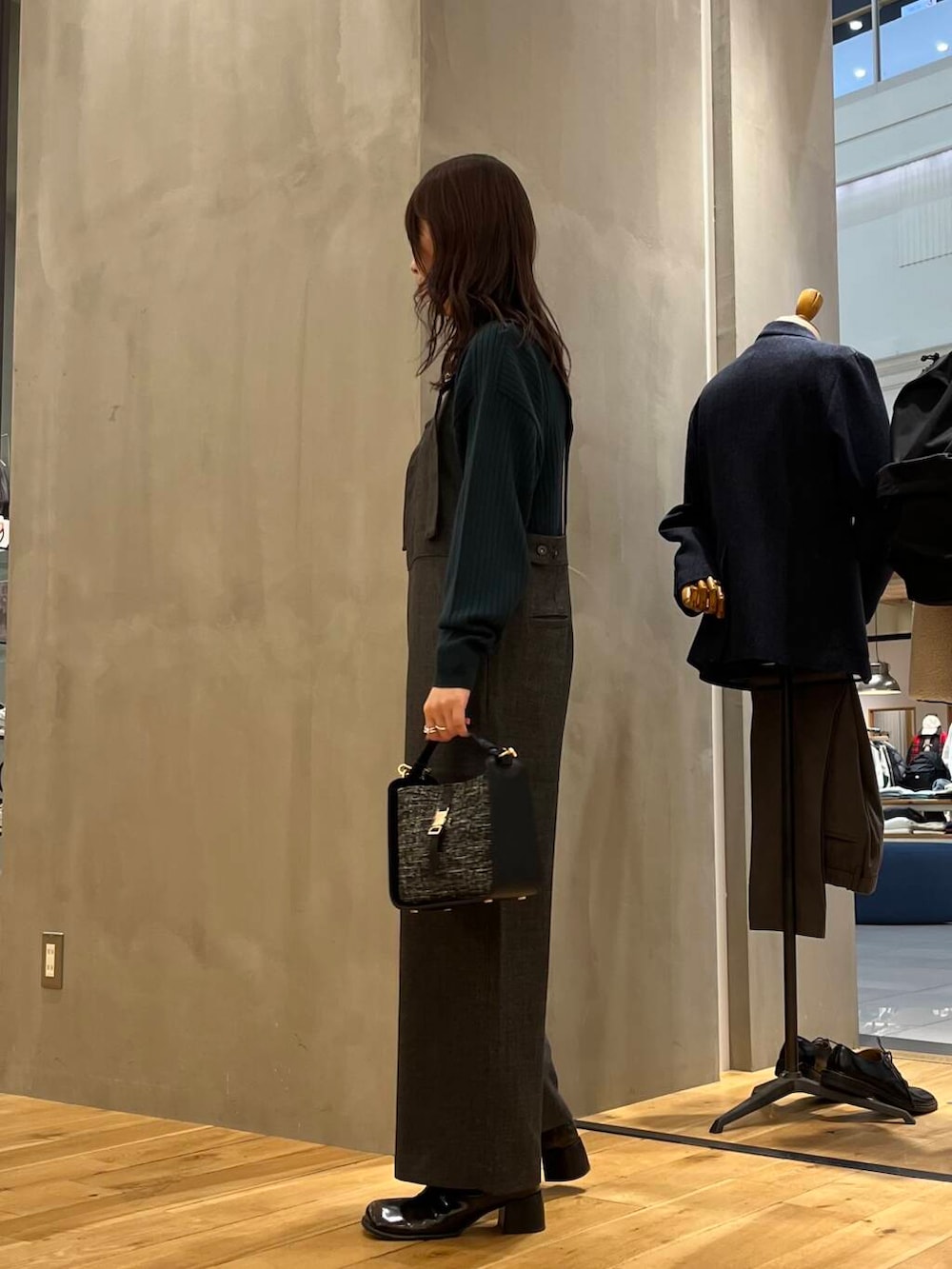 グレー系のその他アウター、ブラック系のショルダーバッグ、グレー系のサロペット/オーバーオールを着用したレディースの秋コーディネートの5枚目の写真