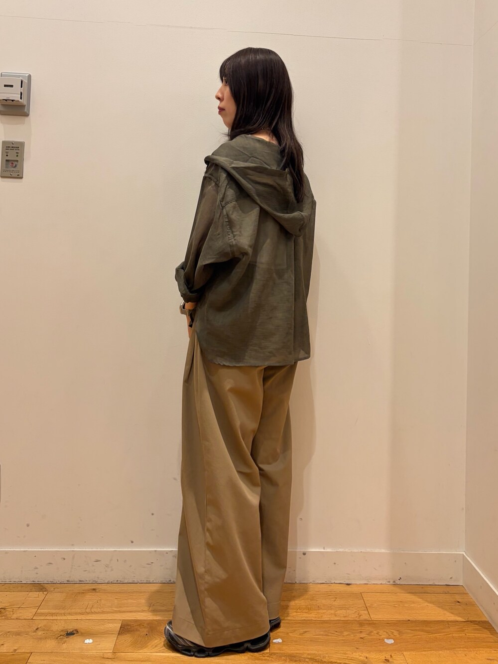ベージュ系のその他パンツ、ホワイト系のタンクトップ、グレー系のシャツ/ブラウスを着用したレディースの秋コーディネートの3枚目の写真