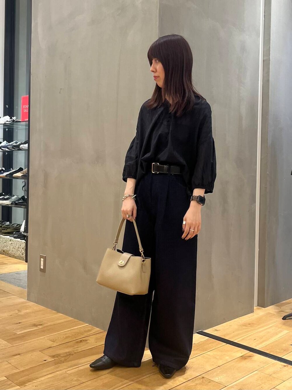 ブラック系のシャツ/ブラウス、ブラック系のその他シューズ、ベージュ系のショルダーバッグを着用したレディースの夏コーディネートの2枚目の写真