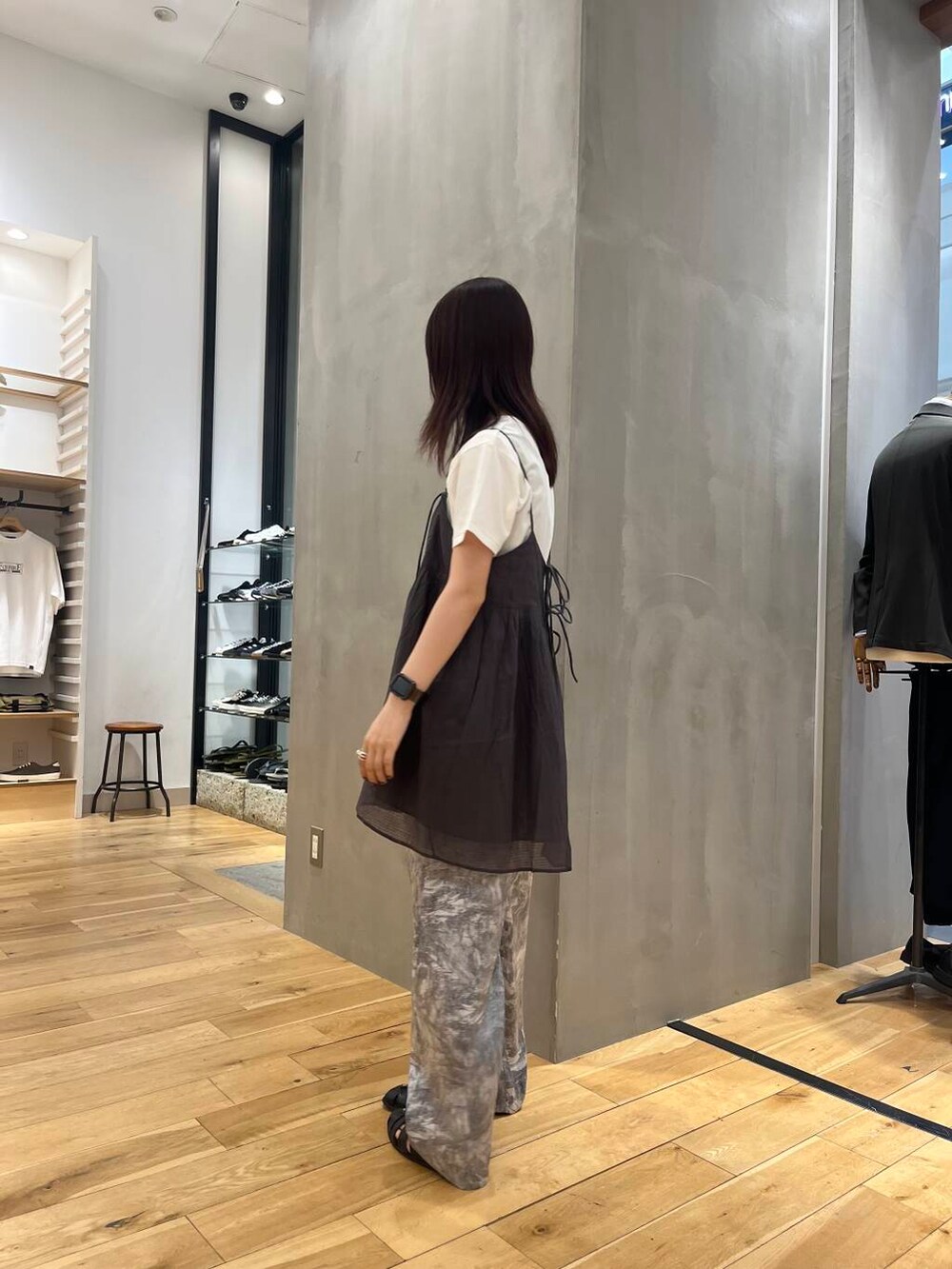 ホワイト系のTシャツ/カットソー、ブラック系のキャミソール、ベージュ系のその他パンツを着用したレディースの夏コーディネートの3枚目の写真