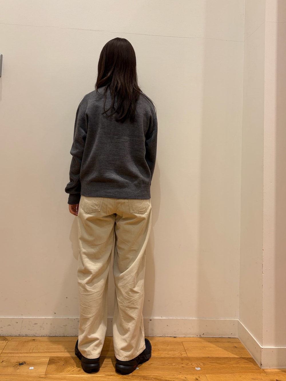 グレー系のカーディガン/ボレロ、ホワイト系のその他パンツを着用したレディースの秋コーディネートの4枚目の写真