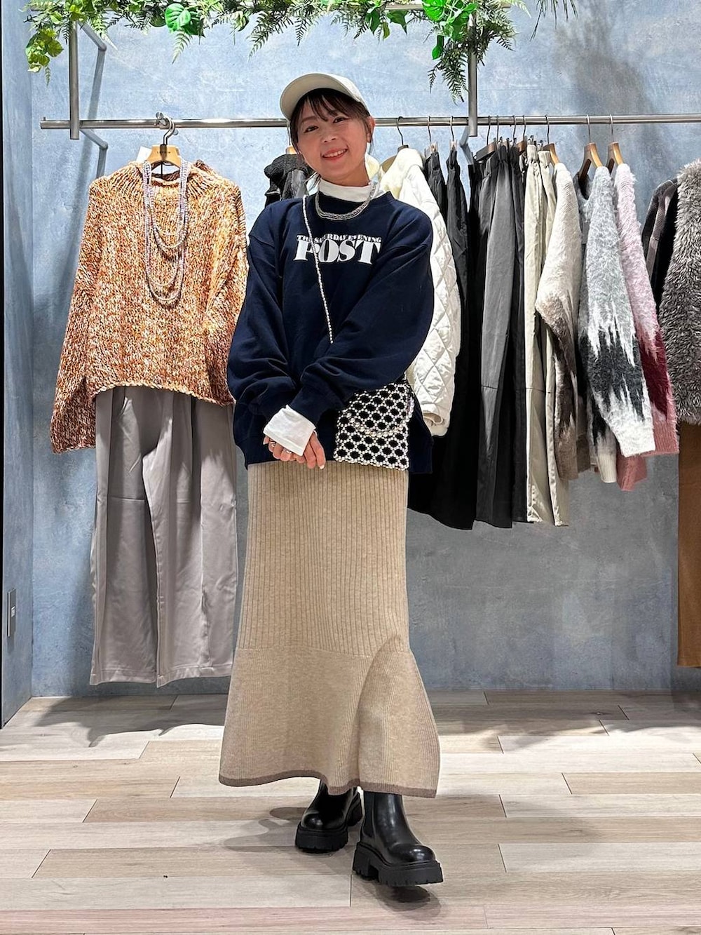 ホワイト系のTシャツ/カットソー、シルバー系のショルダーバッグ、ブラック系のブーツを着用したレディースの秋コーディネートの5枚目の写真