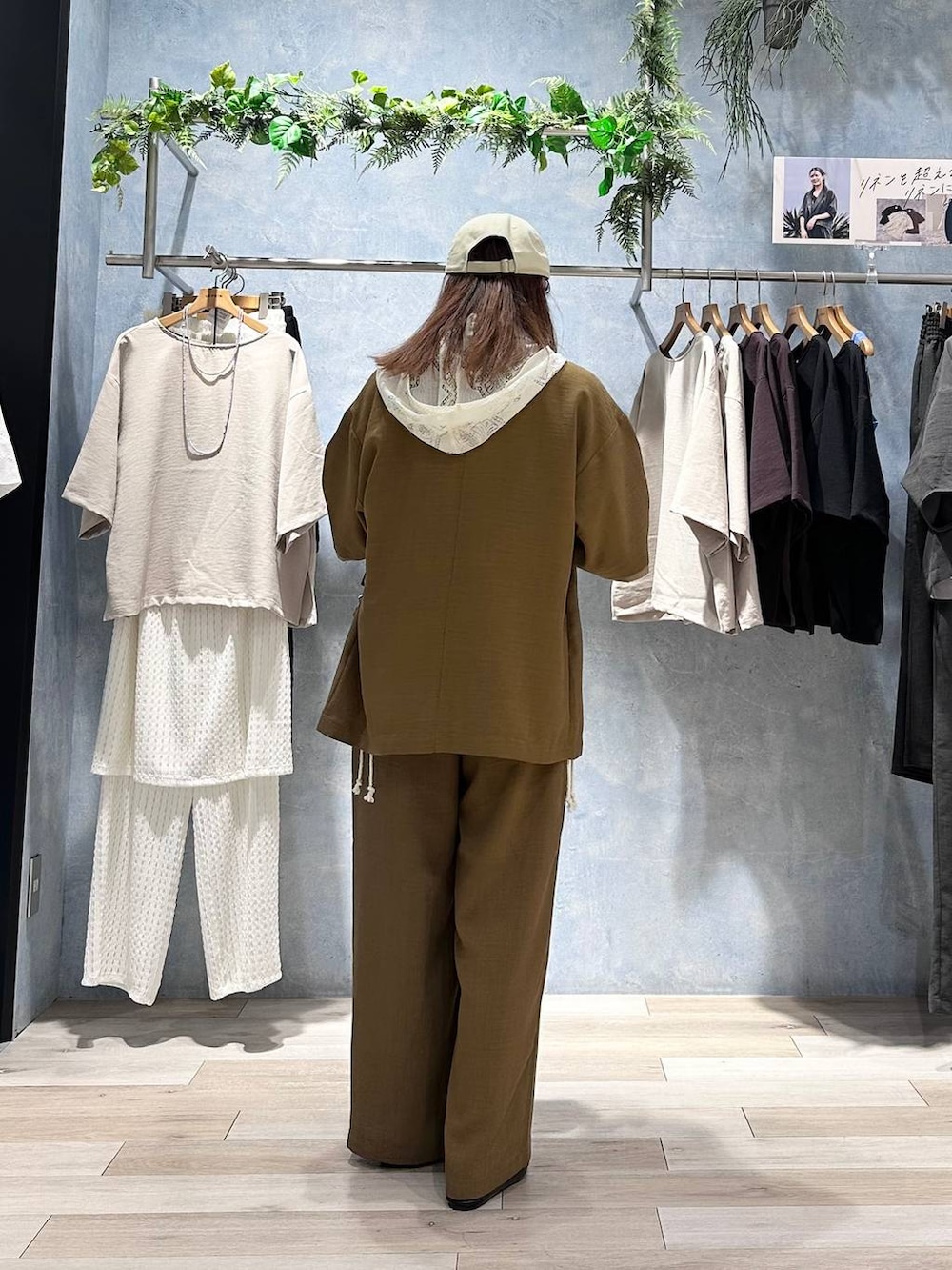 ブラック系のショルダーバッグ、ブラック系のパンプス、ブラウン系のその他パンツを着用したレディースの春コーディネートの5枚目の写真