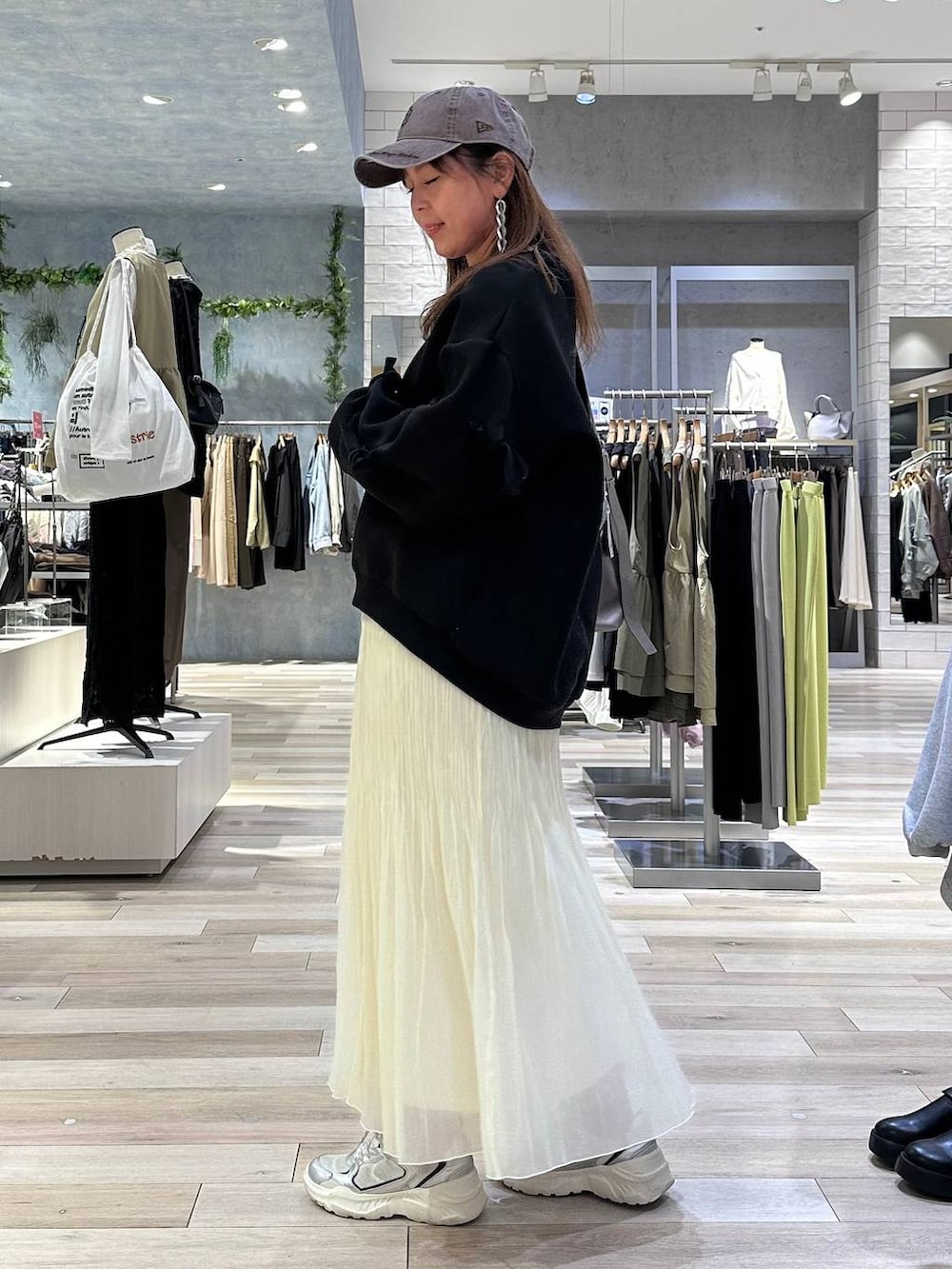 ホワイト系のTシャツ/カットソー、その他のショルダーバッグ、ブラウン系のスウェットを着用したレディースの冬コーディネートの3枚目の写真