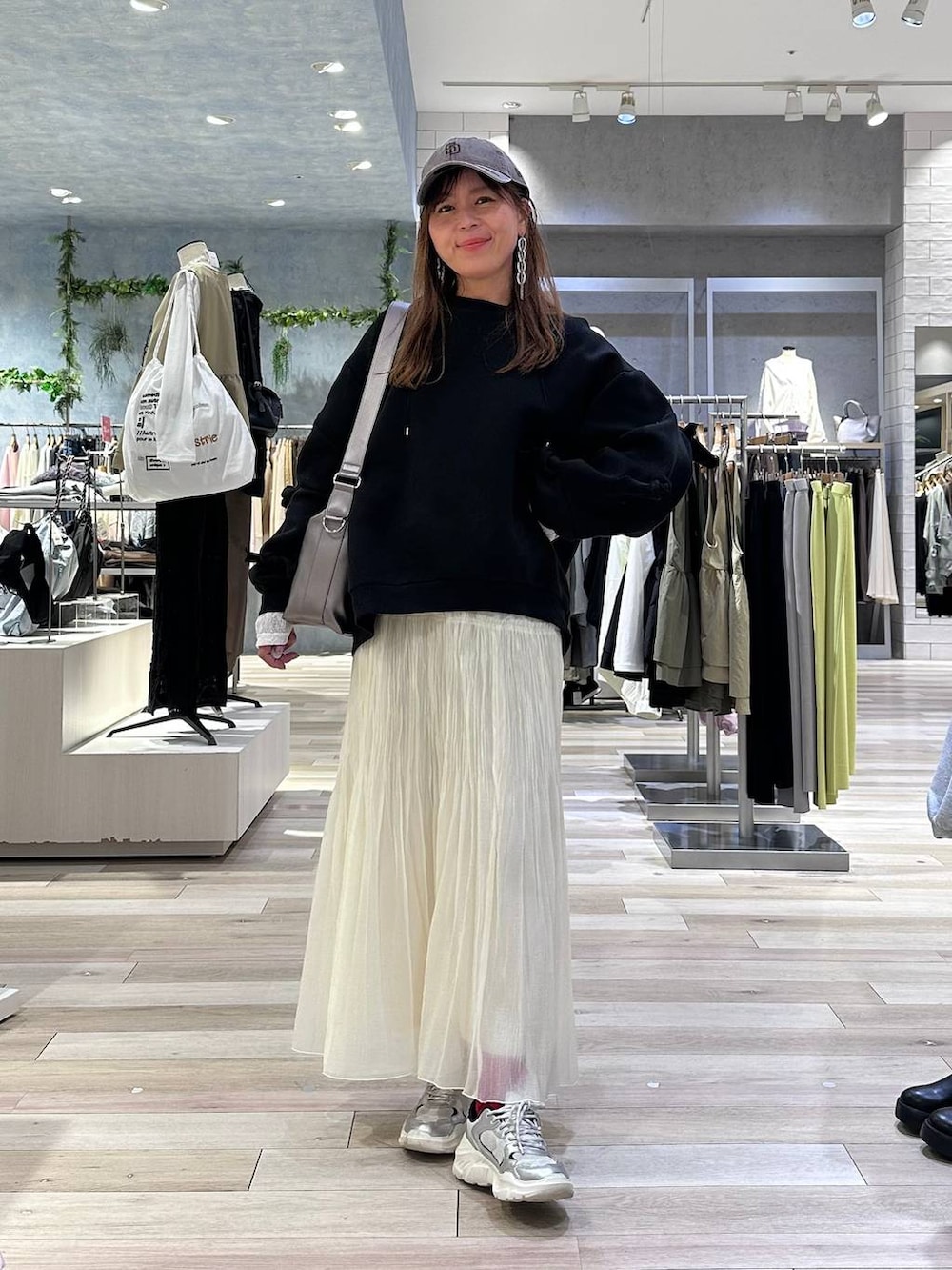 ホワイト系のTシャツ/カットソー、その他のショルダーバッグ、ブラウン系のスウェットを着用したレディースの冬コーディネートの2枚目の写真