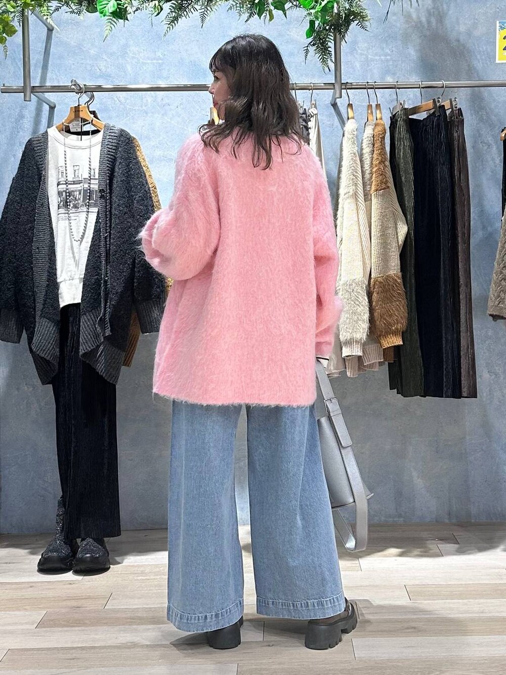 ブラウン系のローファー、ブルー系のデニムパンツ、ホワイト系のニット/セーターを着用したレディースの秋コーディネートの3枚目の写真