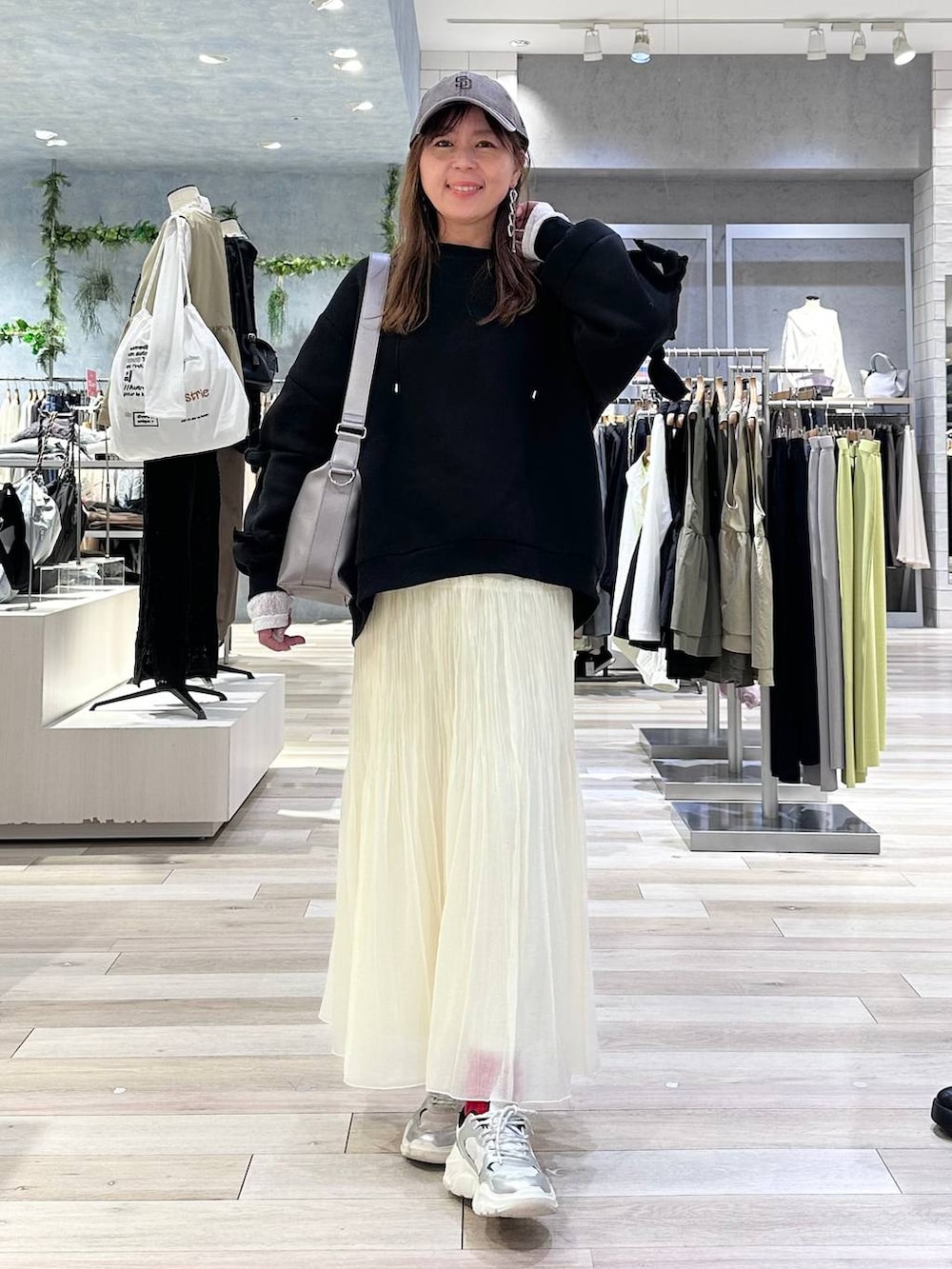 ホワイト系のTシャツ/カットソー、その他のショルダーバッグ、ブラウン系のスウェットを着用したレディースの冬コーディネートの6枚目の写真