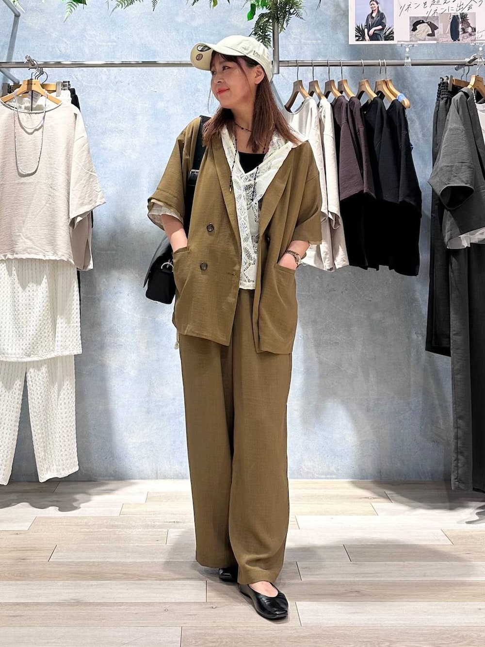 ブラック系のショルダーバッグ、ブラック系のパンプス、ブラウン系のその他パンツを着用したレディースの春コーディネートの3枚目の写真