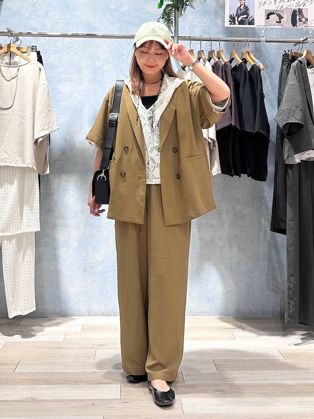 ブラック系のショルダーバッグ、ブラック系のパンプス、ブラウン系のその他パンツを着用したレディースの春コーディネートの7枚目の写真