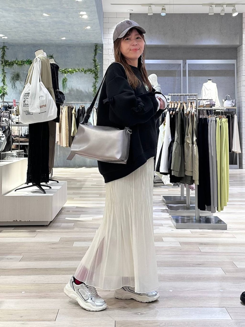 ホワイト系のTシャツ/カットソー、その他のショルダーバッグ、ブラウン系のスウェットを着用したレディースの冬コーディネートの5枚目の写真