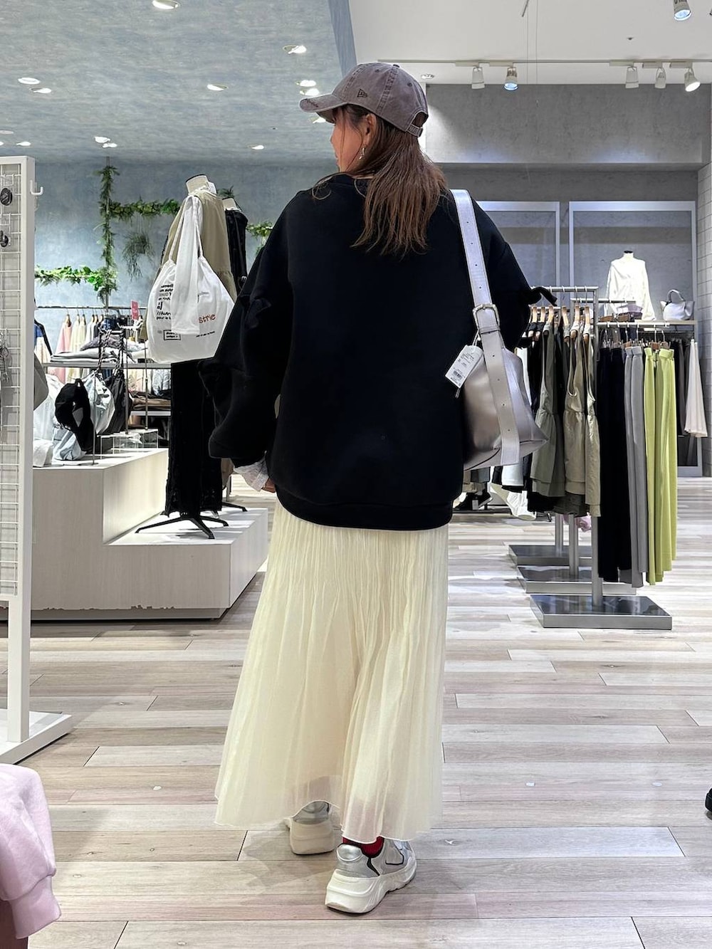 ホワイト系のTシャツ/カットソー、その他のショルダーバッグ、ブラウン系のスウェットを着用したレディースの冬コーディネートの4枚目の写真