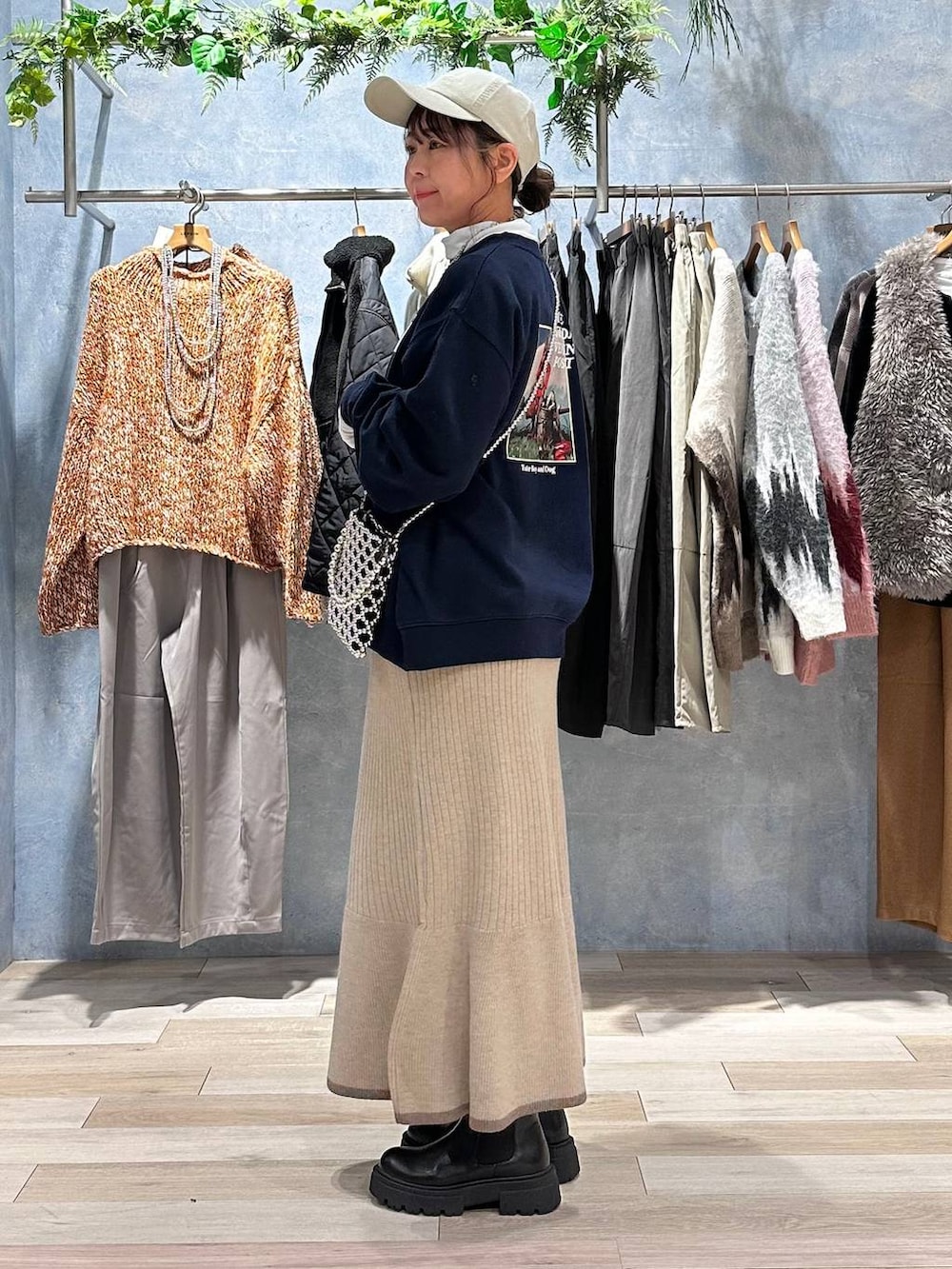 ホワイト系のTシャツ/カットソー、シルバー系のショルダーバッグ、ブラック系のブーツを着用したレディースの秋コーディネートの3枚目の写真