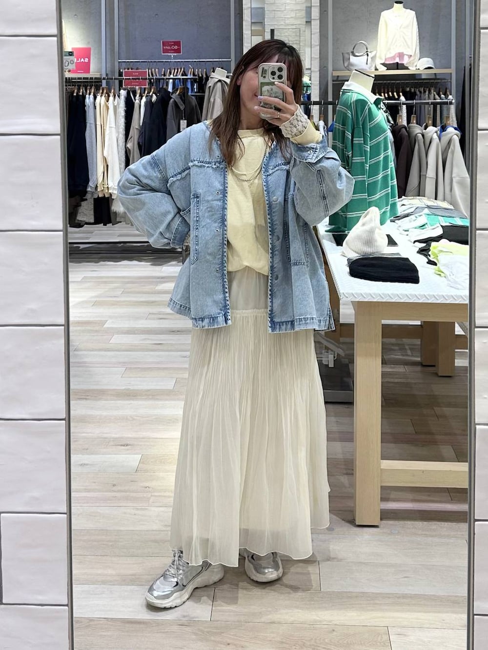 イエロー系のスウェット、ブルー系のシャツ/ブラウス、ホワイト系のスカートを着用したレディースの冬コーディネートの5枚目の写真