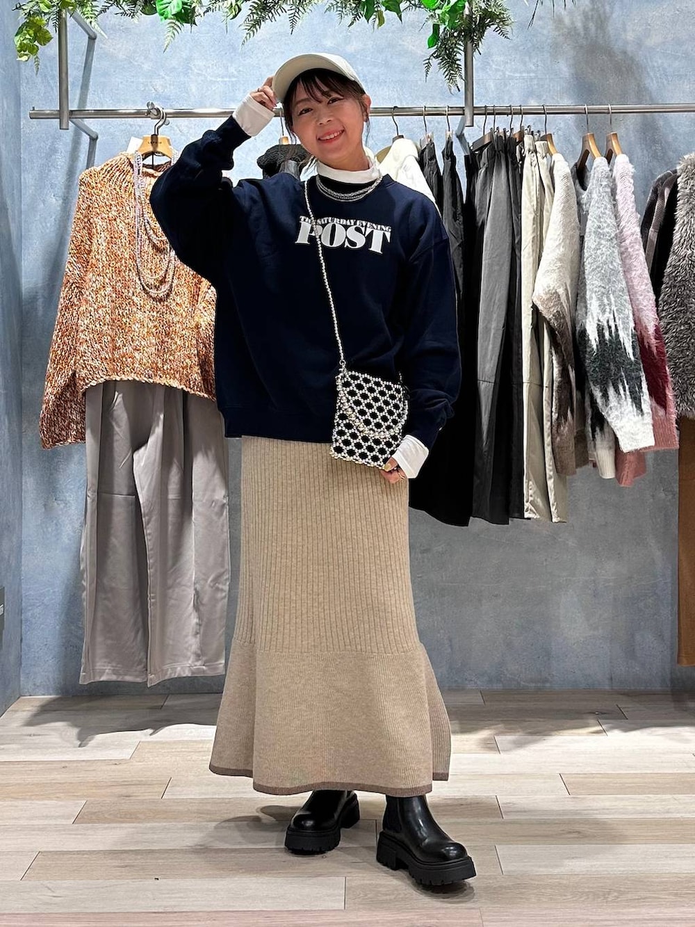 ホワイト系のTシャツ/カットソー、シルバー系のショルダーバッグ、ブラック系のブーツを着用したレディースの秋コーディネートの6枚目の写真