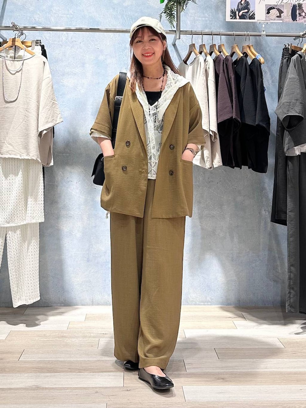 ブラック系のショルダーバッグ、ブラック系のパンプス、ブラウン系のその他パンツを着用したレディースの春コーディネートの6枚目の写真