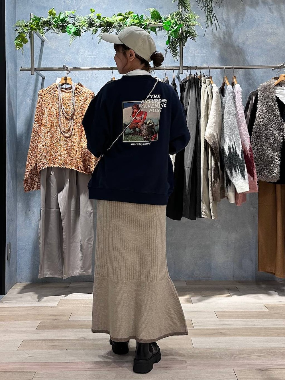 ホワイト系のTシャツ/カットソー、シルバー系のショルダーバッグ、ブラック系のブーツを着用したレディースの秋コーディネートの4枚目の写真