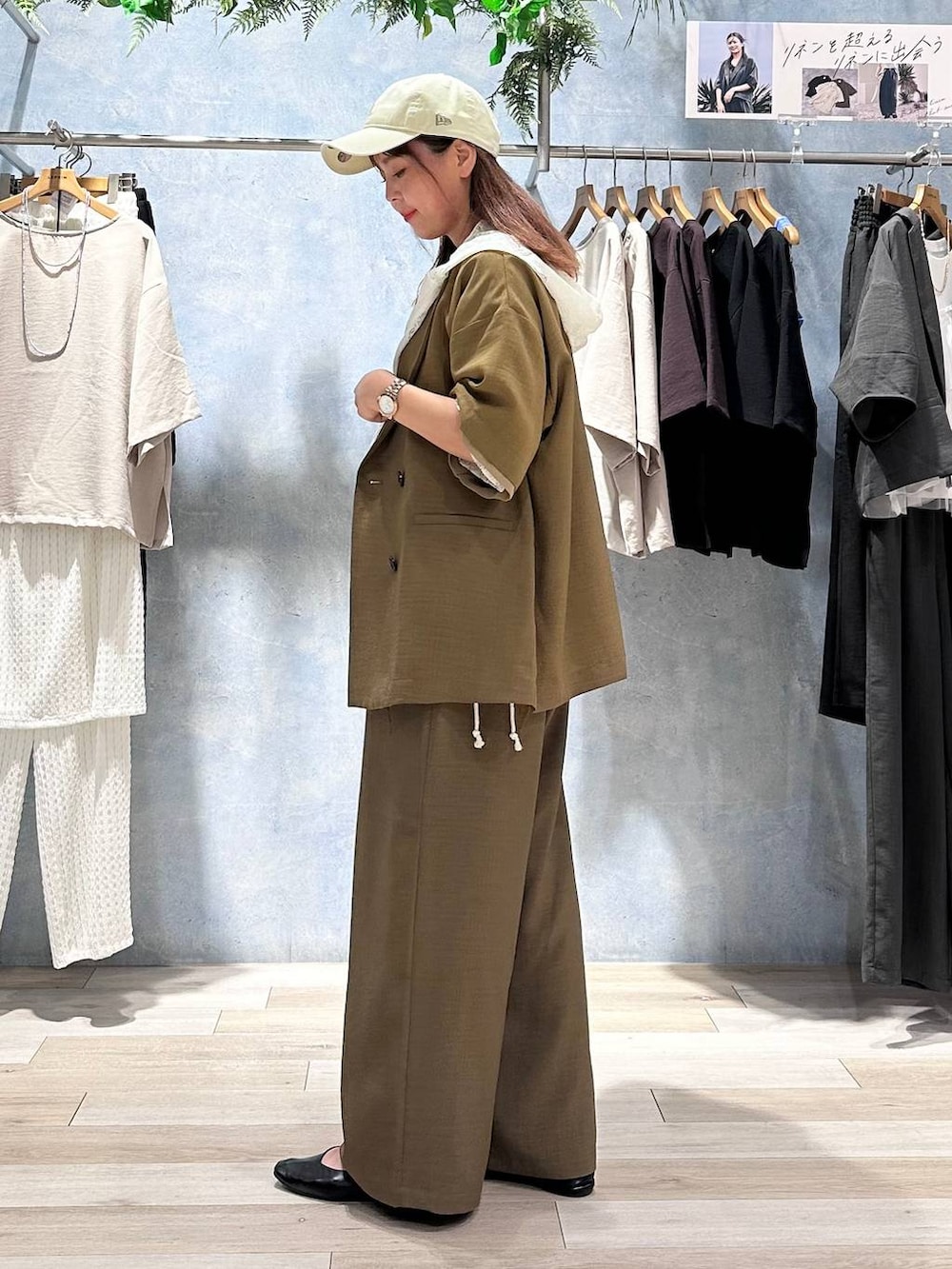 ブラック系のショルダーバッグ、ブラック系のパンプス、ブラウン系のその他パンツを着用したレディースの春コーディネートの4枚目の写真