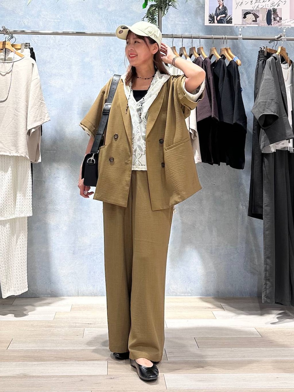 ブラック系のショルダーバッグ、ブラック系のパンプス、ブラウン系のその他パンツを着用したレディースの春コーディネートの8枚目の写真