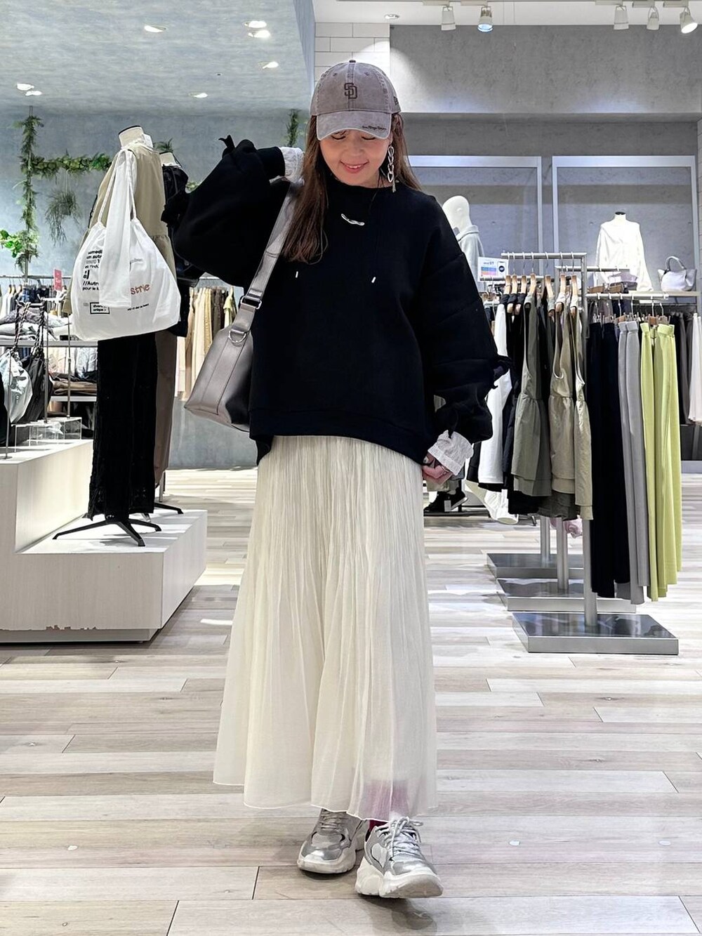 ホワイト系のTシャツ/カットソー、その他のショルダーバッグ、ブラウン系のスウェットを着用したレディースの冬コーディネートの7枚目の写真