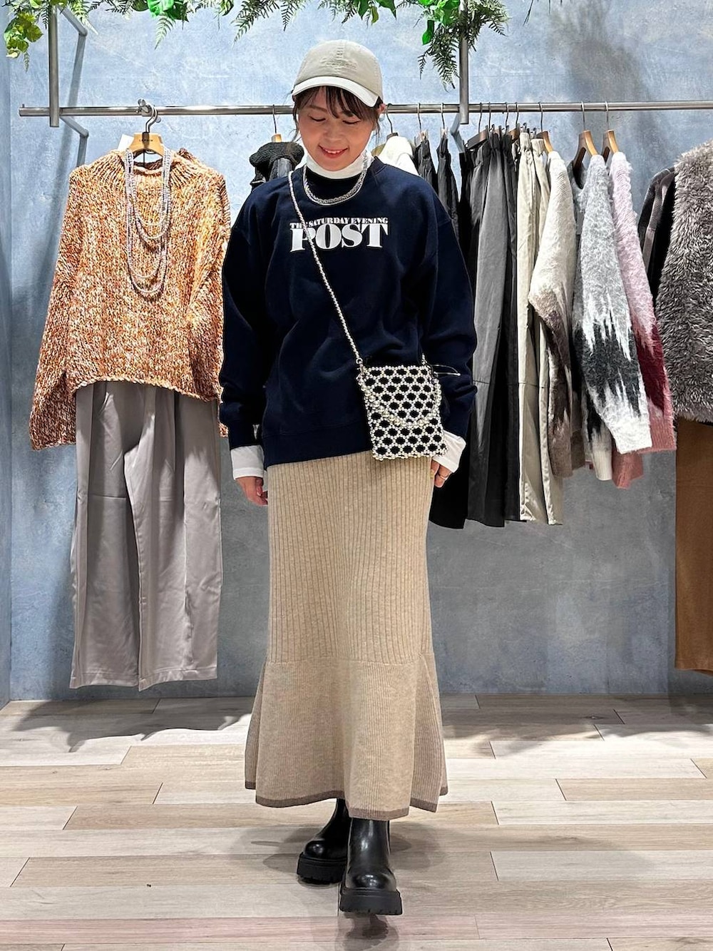 ホワイト系のTシャツ/カットソー、シルバー系のショルダーバッグ、ブラック系のブーツを着用したレディースの秋コーディネートの2枚目の写真