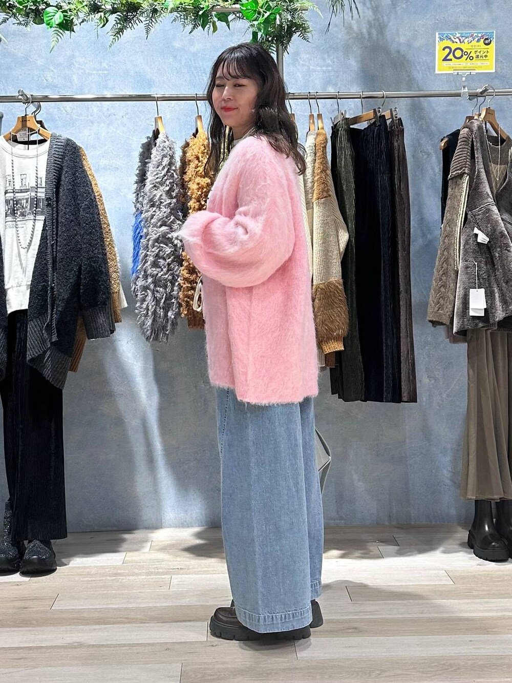 ブラウン系のローファー、ブルー系のデニムパンツ、ホワイト系のニット/セーターを着用したレディースの秋コーディネートの4枚目の写真