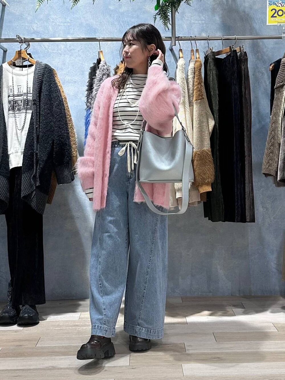ブラウン系のローファー、ブルー系のデニムパンツ、ホワイト系のニット/セーターを着用したレディースの秋コーディネートの5枚目の写真