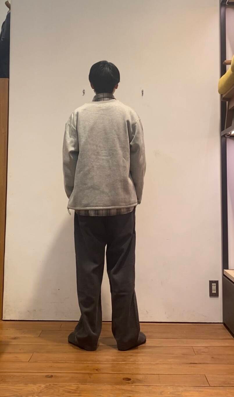 グリーン系のその他パンツ、ベージュ系のシャツ/ブラウス、グレー系のサンダルを着用したメンズの秋コーディネートの5枚目の写真