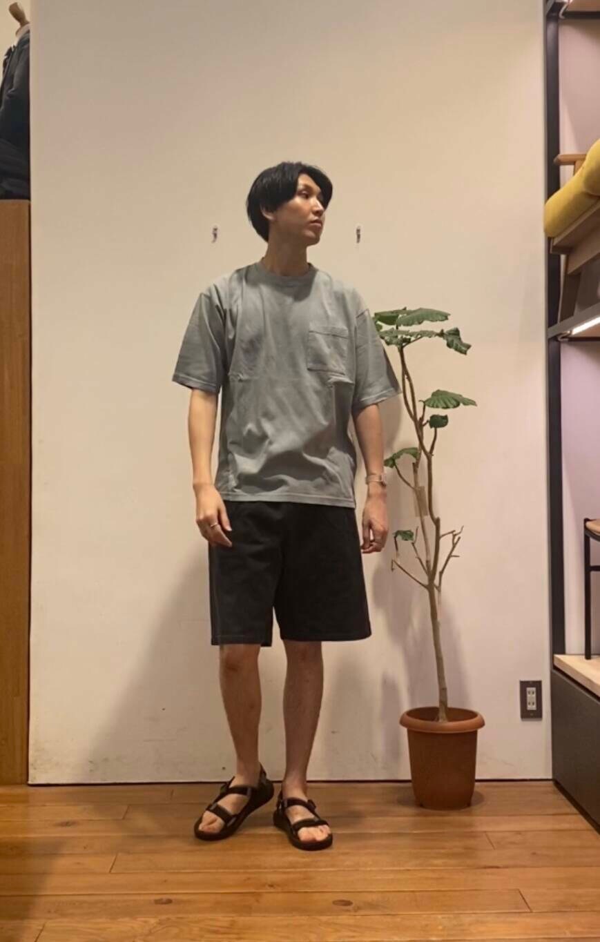 ブルー系のTシャツ/カットソー、ブラック系のその他パンツを着用したメンズの夏コーディネートの5枚目の写真