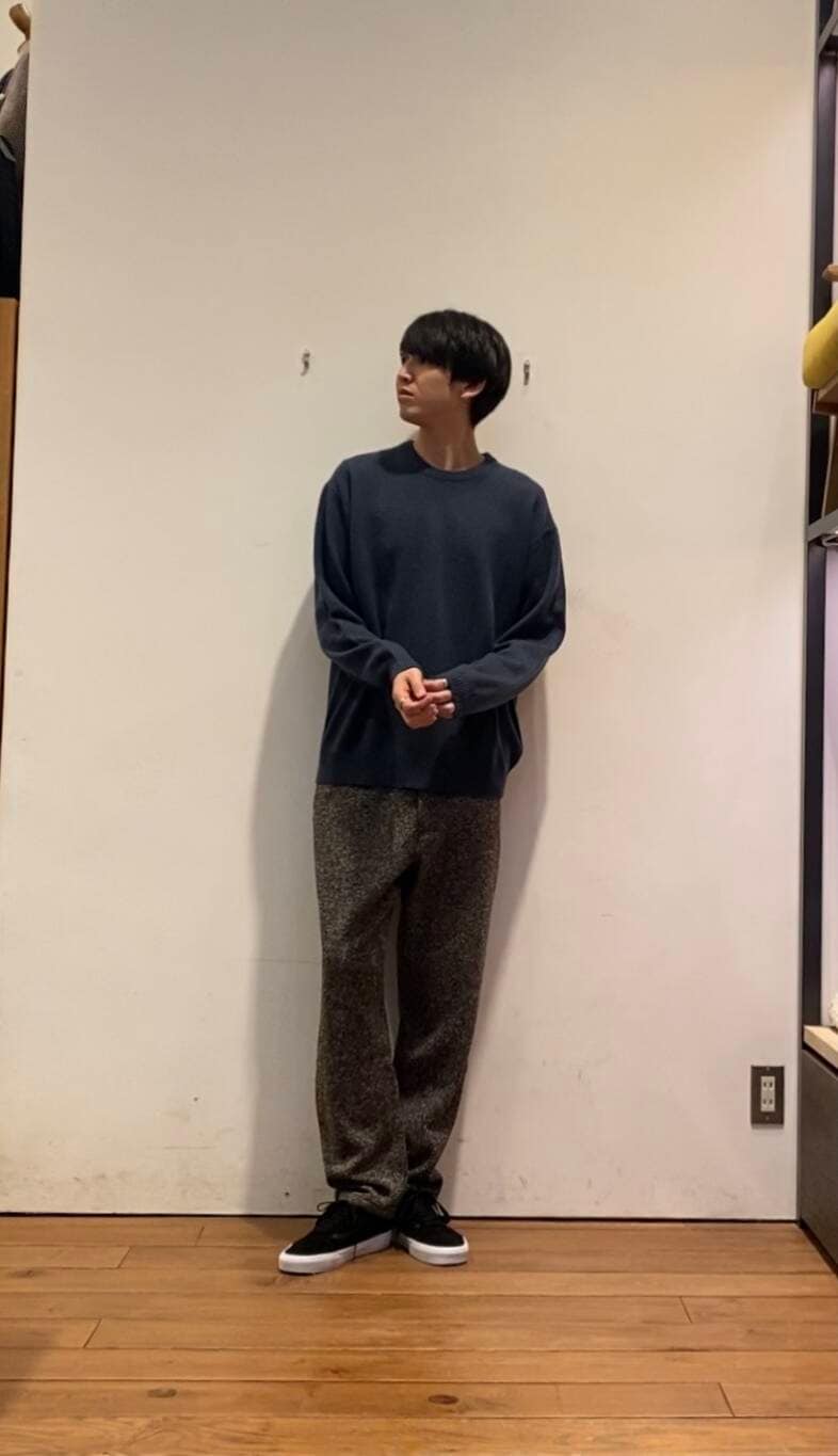 ホワイト系のダウンジャケット/コート、ブルー系のニット/セーター、ブラウン系のその他パンツを着用したメンズの冬コーディネートの3枚目の写真