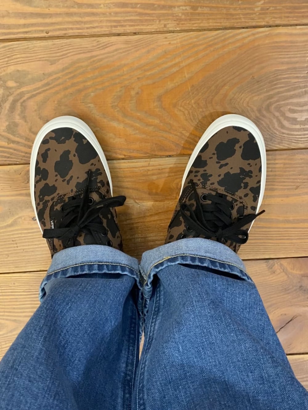 ブルー系のデニムパンツ、ホワイト系のシャツ/ブラウス、ホワイト系のショルダーバッグを着用したメンズの冬コーディネートの7枚目の写真