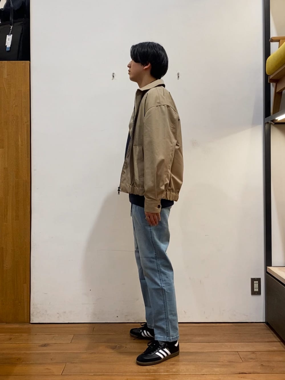 ブルー系のその他パンツ、ブラック系のスニーカー、ベージュ系のブルゾンを着用したメンズの冬コーディネートの2枚目の写真