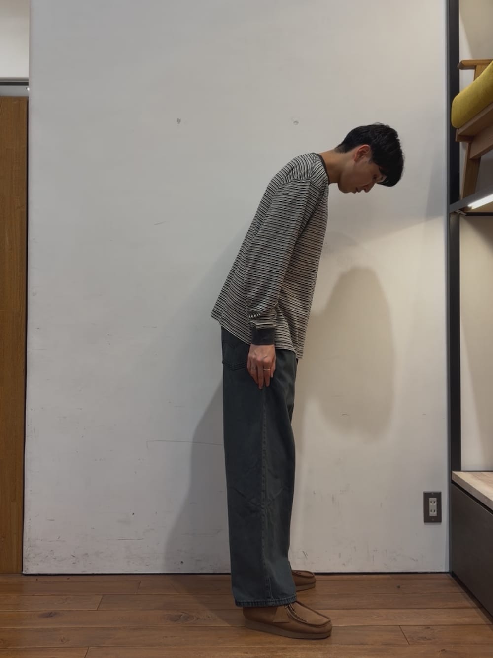 ブルー系のデニムパンツ、グレー系のTシャツ/カットソー、ブラウン系のブーツを着用したメンズの夏コーディネートの3枚目の写真