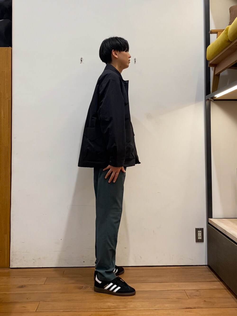 グリーン系のその他パンツ、ブラック系のナイロンジャケット、グレー系のスウェットを着用したメンズの春コーディネートの3枚目の写真
