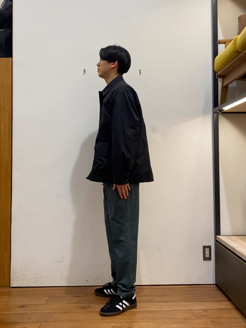 グリーン系のその他パンツ、ブラック系のナイロンジャケット、グレー系のスウェットを着用したメンズの春コーディネートの2枚目の写真