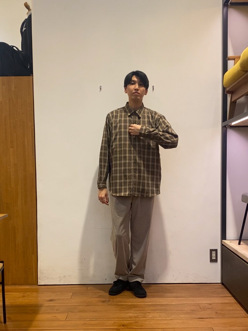 ブラウン系のシャツ/ブラウス、ブラック系のニット/セーター、ベージュ系のその他パンツを着用したメンズの秋コーディネートの5枚目の写真