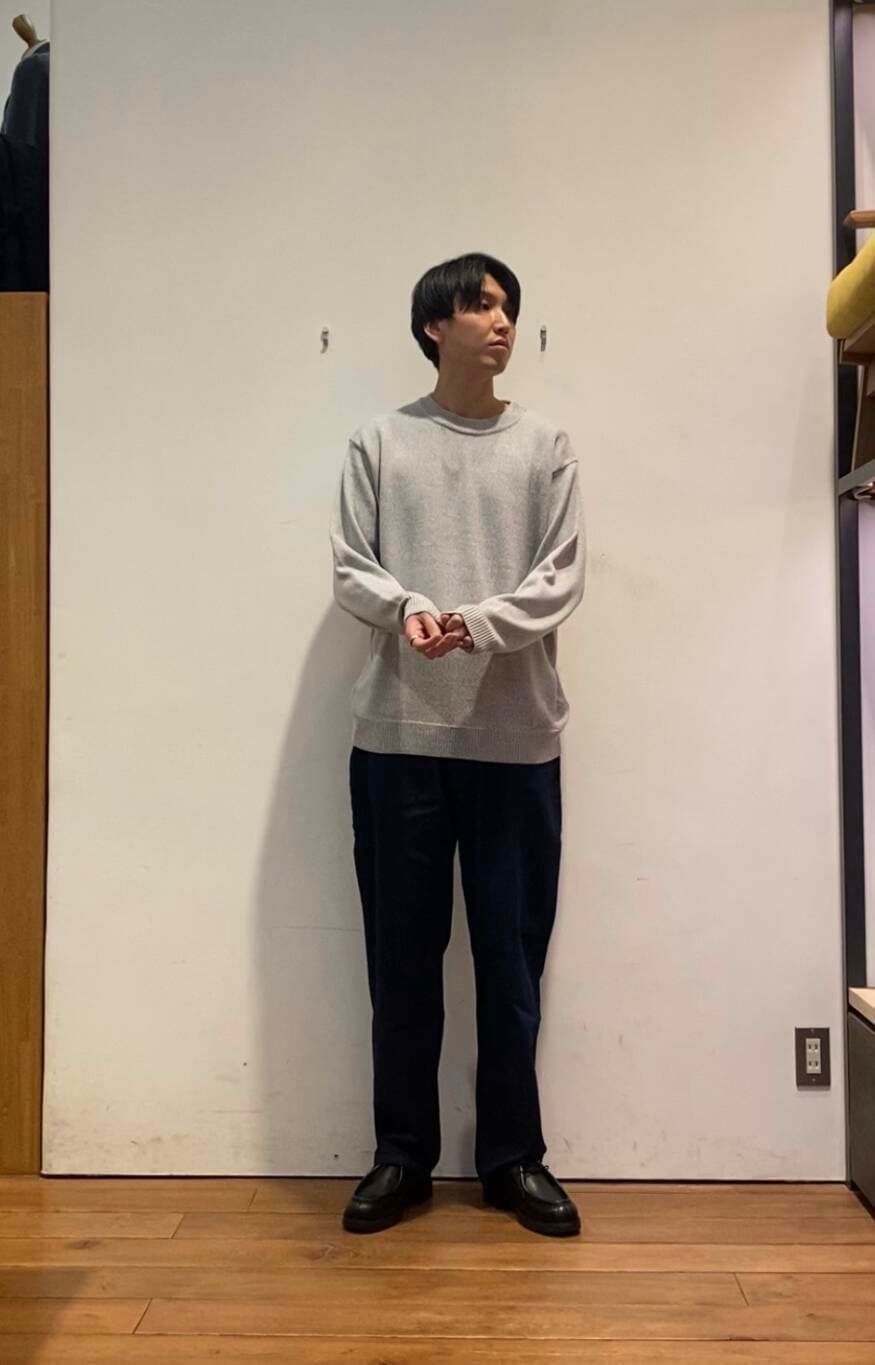 ブルー系のデニムパンツ、グレー系のニット/セーター、ブラウン系のその他アウターを着用したメンズの冬コーディネートの5枚目の写真