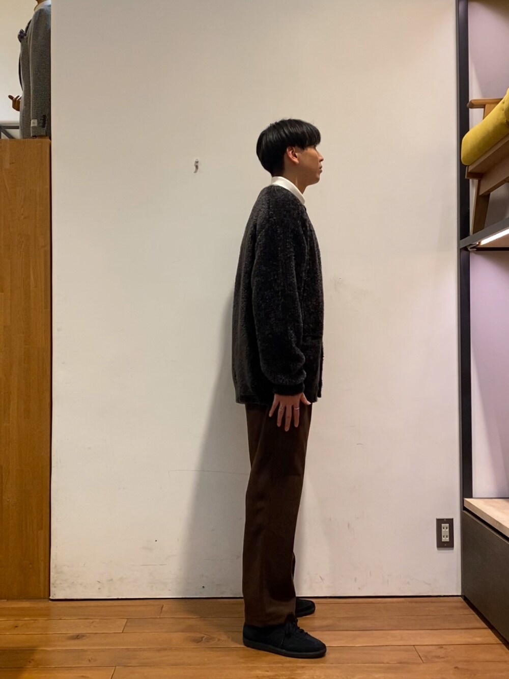 グレー系のカーディガン/ボレロ、ホワイト系のTシャツ/カットソー、ブラウン系のその他パンツを着用したメンズの秋コーディネートの4枚目の写真
